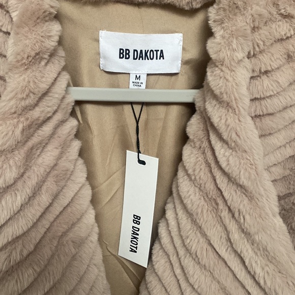 NWT BB Dakota Faux Fur Beige Jacket. - Picture 2 of 7